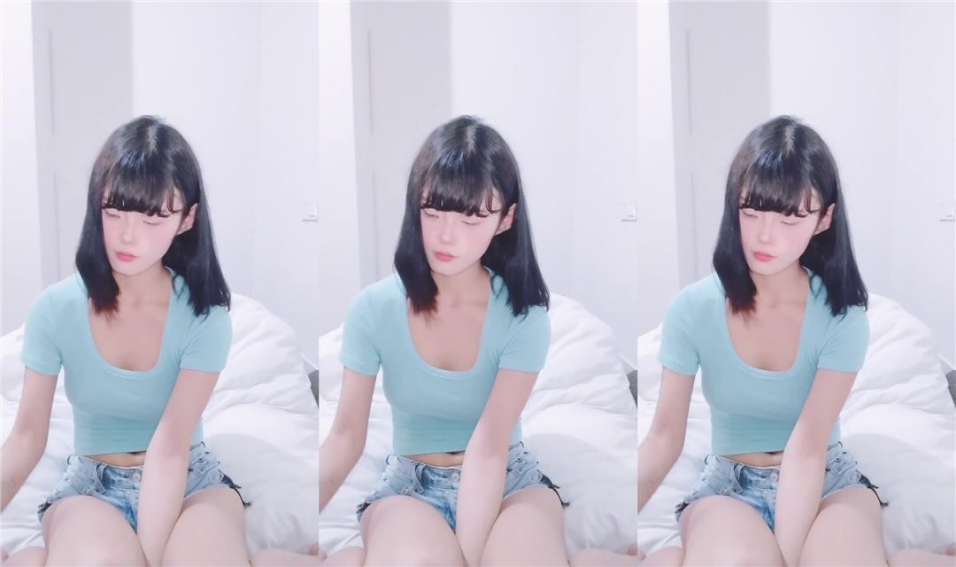 超清纯极品美少女！齐逼牛仔短裤！美乳好身材，穿上白丝袜，翘起双腿掰穴，光滑美臀翘起