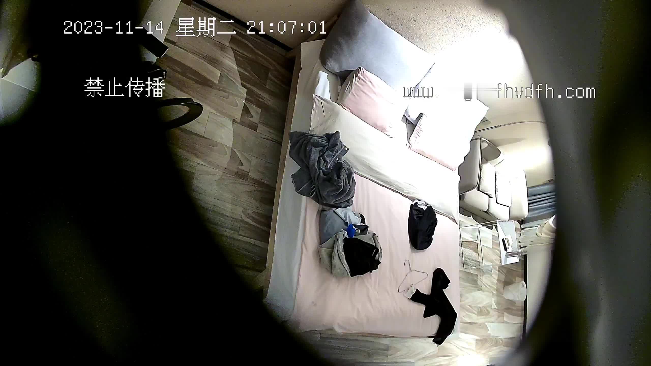 2023-11-15流出酒店偷拍富姐带着男小三猛男小哥旅游早上起来干一炮再躺床上刷牙